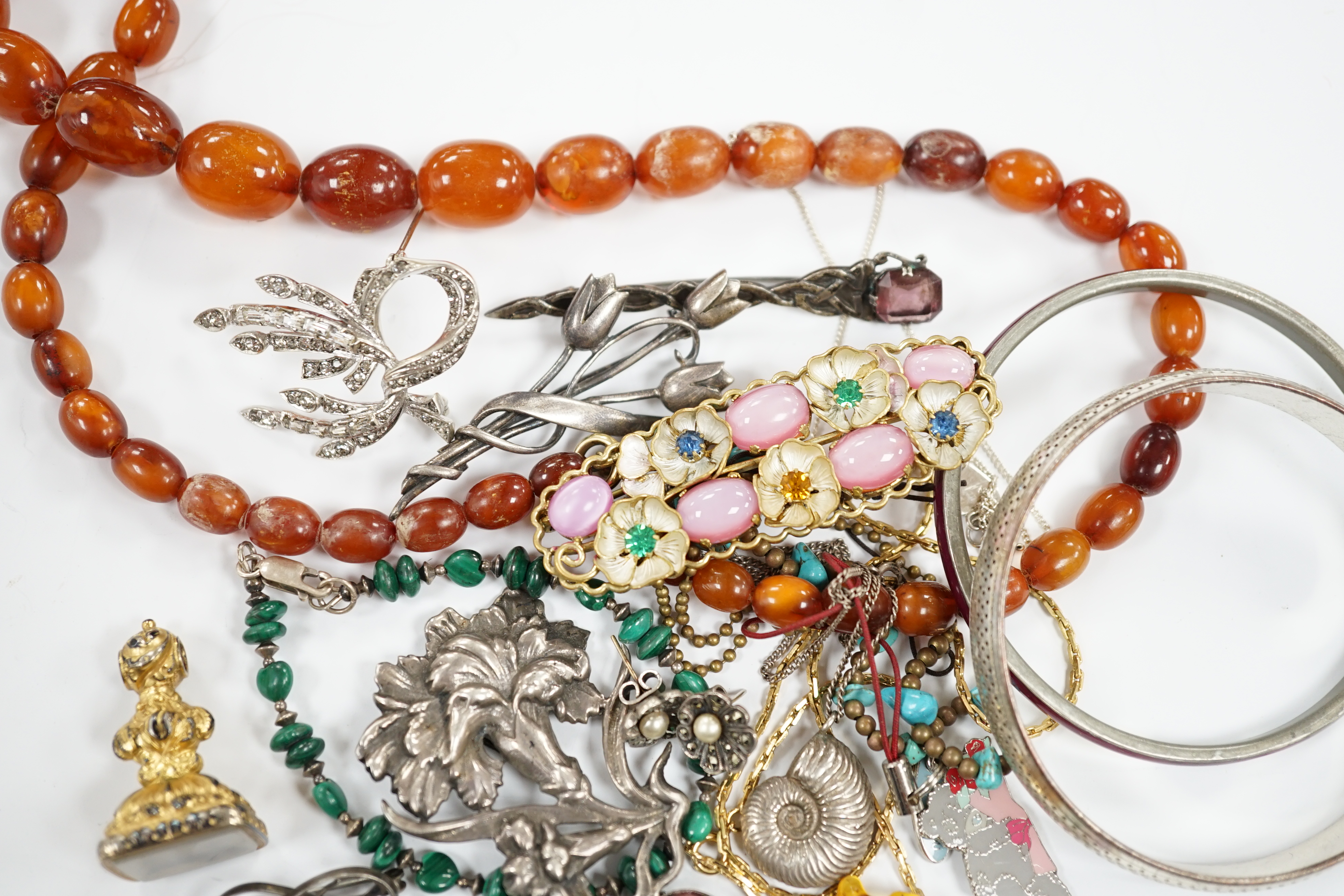 A small quantity of assorted jewellery, including an amber necklace, enamelled bird brooch etc.
